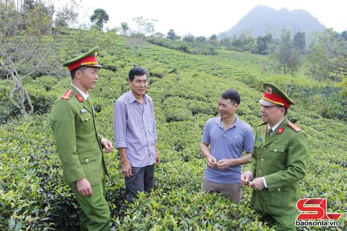 Lực lượng Công an tuyên truyền nhân dân bản Quỳnh Chiên đảm bảo ANTT trên địa bàn.
