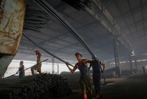 Lao động Ấn Độ làm việc trong một nhà máy thép.