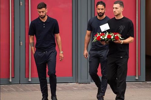 Bruno Fernandes, Diogo Dalot và HLV Ruben Amorim đã thay mặt Manchester United đặt hoa tưởng niệm tại Anfield