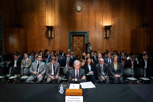 Chủ tịch Cục Dự trữ Liên bang Mỹ Jerome Powell (ở giữa) trong phiên điều trần của Ủy ban Ngân hàng, Nhà ở và Đô thị Thượng viện tại Washington, DC vào ngày 25/6/2025. Ảnh: Al Drago/Bloomberg