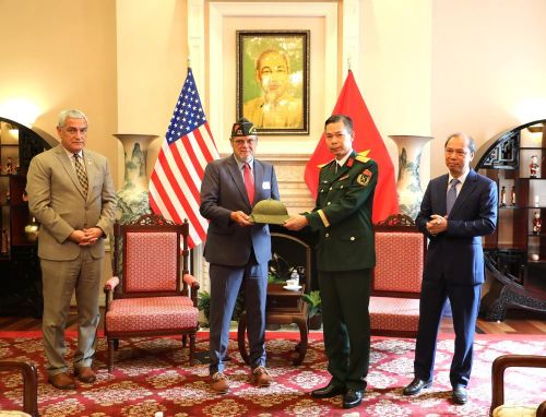 Đại diện VFW trao kỷ vật cho phía Việt Nam. (Ảnh: Ngọc Quang, PV TTXVN tại Mỹ)