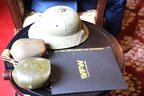 Những kỷ vật chiến tranh do VFW trao lại cho Việt Nam. (Ảnh: Ngọc Quang, PV TTXVN tại Mỹ)