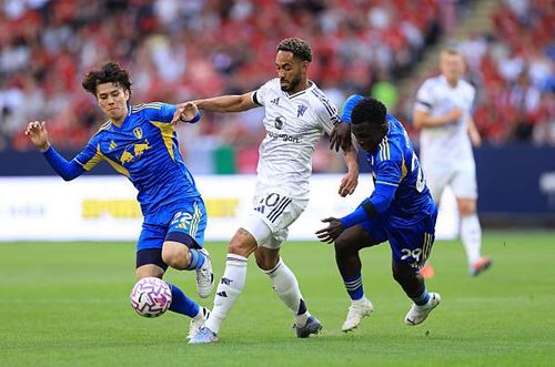 MU (áo trắng) thi đấu thiếu cảm hứng trước Leeds