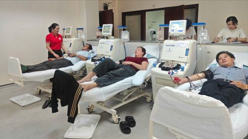  Các thành viên CLB Hiến tiểu cầu Hương Thủy tham gia hiến máu tại Trung tâm Huyết học - Truyền máu của Bệnh viện Trung ương Huế 