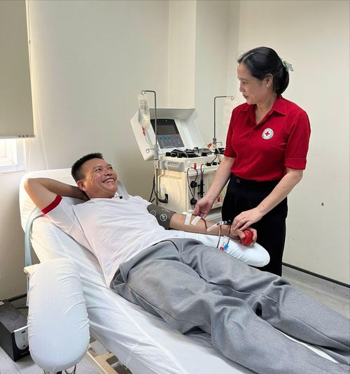  Các thành viên CLB Hiến tiểu cầu Hương Thủy lặng lẽ trao tặng những đơn vị tiểu cầu tại Trung tâm Huyết học - Truyền máu của Bệnh viện Trung ương Huế 