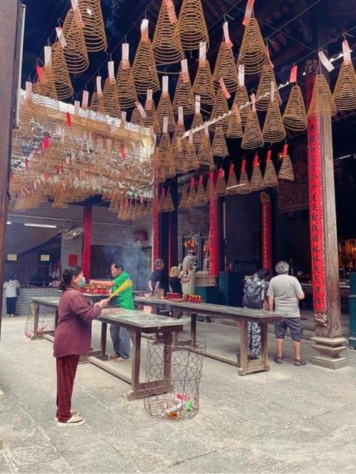 Những vòng nhang tròn treo dày đặc trong không gian linh thiêng tại một ngôi chùa Hoa ở Chợ Lớn, nơi lưu giữ nét tín ngưỡng truyền thống giữa lòng thành phố. Ảnh: Đăng Khoa.