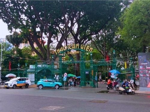 Cổng chính Thảo Cầm Viên Sài Gòn, một biểu tượng ký ức tuổi thơ của nhiều thế hệ, vẫn bình yên giữa lòng thành phố sôi động. Ảnh: Đăng Khoa.