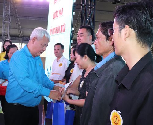 Phó Chủ tịch Thường trực LĐLĐ TPHCM Võ Khắc Thái trao quà chăm lo công nhân dịp Tháng công nhân năm 2025