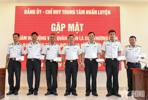  Trung tâm Huấn luyện Vùng 2 Hải quân tổ chức gặp mặt thân mật, thăm hỏi, tặng quà cho quân nhân là con thương binh đang công tác tại đơn vị. 