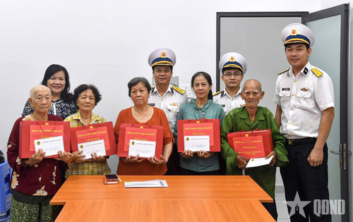  Lữ đoàn 125 đến thăm, tặng quà các gia đình chính sách trên địa bàn đóng quân.