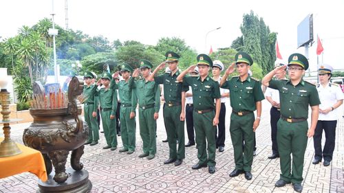  Cán bộ chiến sĩ Hải đoàn Biên phòng 18 dâng hương tưởng nhớ các Anh hùng liệt sĩ. Ảnh: VŨ HÙNG 