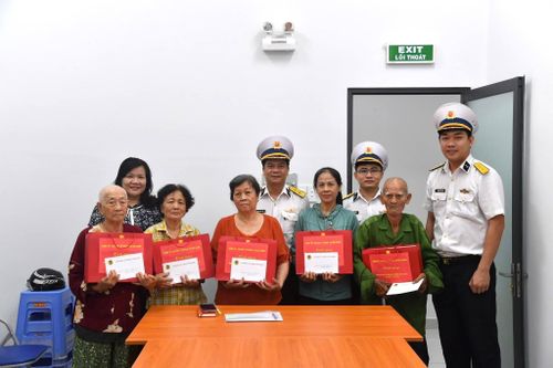  Lữ đoàn 125 Hải quân đã đến thăm, tặng quà các gia đình chính sách. Ảnh: ĐƯỜNG SƠN 