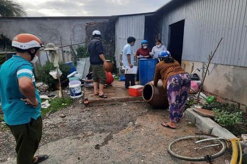  HCDC hướng dẫn người dân thực hiện các biện pháp xử lý vật chứa nước. 