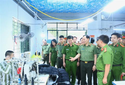Thứ trưởng Lê Văn Tuyến kiểm tra tại Trại giam Phú Sơn 4.