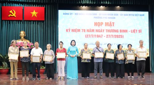 Trao giấy công nhận “Gia đình cách mạng gương mẫu” đến các gia đình phường Phú Nhuận. Ảnh: THÁI PHƯƠNG