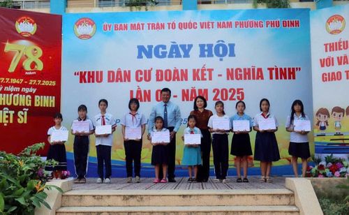 Trao học bổng đến học sinh nghèo hiếu học tại phường Phú Định. Ảnh: HỒNG HẢI
