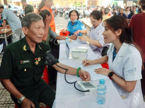 Khám sức khỏe miễn phí và tặng quà cho 100 hội viên Cựu chiến binh phường Phú Định. Ảnh: HỒNG HẢI