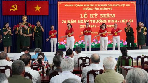 Chương trình văn nghệ tại lễ kỷ niệm 78 năm Ngày Thương binh - Liệt sĩ phường Tăng Nhơn Phú. Ảnh: THU HƯỜNG
