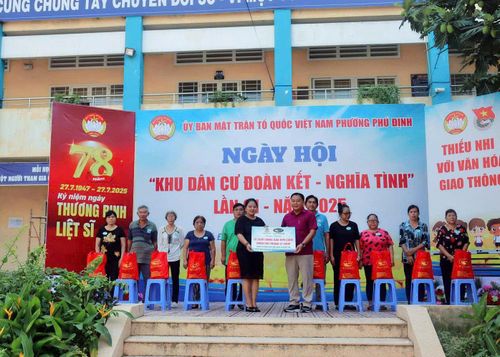 Phường Phú Định thực hiện chương trình dùng gạo miễn phí trong 1 năm cho 10 đoàn viên và người dân có hoàn cảnh khó khăn. Ảnh: HỒNG HẢI