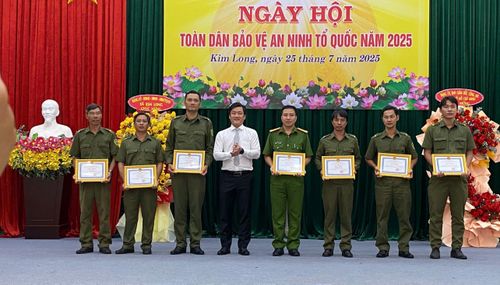 Lãnh đạo UBND xã Kim Long tặng giấy khen cho các tập thể và cá nhân vì có thành tích trong phong trào “Toàn dân bảo vệ an ninh Tổ quốc”