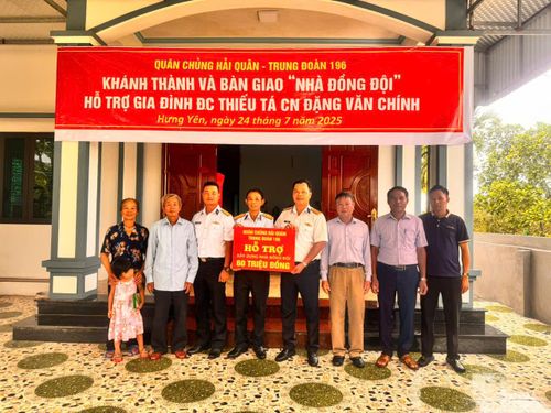 Trung đoàn 196 Hải quân trao tặng hỗ trợ xây dựng nhà đồng đội cho gia đình quân nhân chính sách, có hoàn cảnh khó khăn (80 triệu đồng).