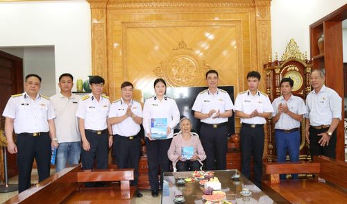 Thiếu tướng Nguyễn An Phong, Bí thư Đảng ủy, Chính ủy Hải quân cùng đoàn công tác tặng quà thân nhân liệt sĩ Hoàng Đức Khoa tại phường Bạch Đằng, TP Hải Phòng.