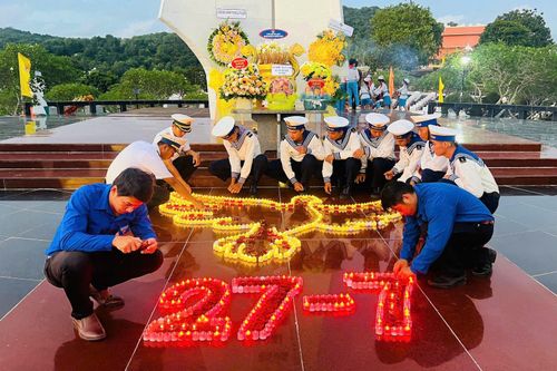 Cán bộ, đoàn viên thanh niên BTL Vùng 5 Hải quân dâng hương, thắp nến tri ân tại Nghĩa trang liệt sĩ đặc khu Phú Quốc.