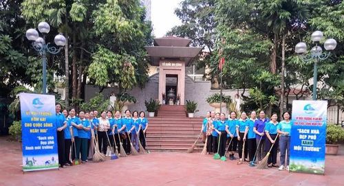 Hội viên phụ nữ phường Cầu Giấy (Hà Nội) ra quân dọn vệ sinh tại khu vực Đài tưởng niệm các Anh hùng, liệt sĩ