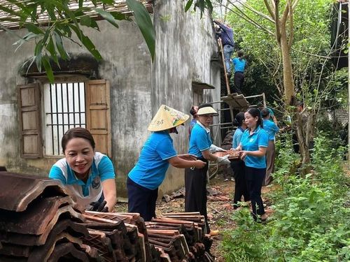 Các bộ Hội LHPN tỉnh Hà Tĩnh tham gia tu sửa nhà cho hội viên là vợ thương binh, có 2 con nhiễm chất độc màu da cam/dioxin