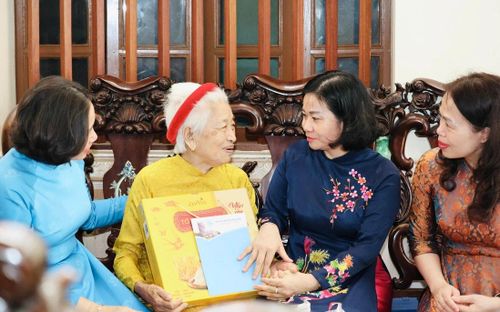 Ủy viên TƯ Đảng, Phó Chủ tịch UBTƯ MTTQ Việt Nam, Chủ tịch Hội LHPN Việt Nam Nguyễn Thị Tuyến (thứ 2 từ phải qua) thăm và tặng quà Mẹ Việt Nam anh hùng Lê Thị Thanh (thứ 2 từ trái qua) ở phường Chương Mỹ, Hà Nội