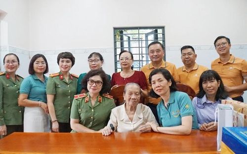 Bà Nguyễn Thị Minh Hương (thứ 2 từ phải sang), Phó Chủ tịch Hội LHPN Việt Nam; Thiếu tướng Ngô Hoài Thu, Phó Cục trưởng Cục Công tác chính trị - Trưởng Ban Phụ nữ CAND (bìa trái) cùng đoàn công tác thăm mẹ Mẹ Việt Nam Anh hùng Lê Thị Hai, 93 tuổi, ở phường Tân Ninh, tỉnh Tây Ninh
