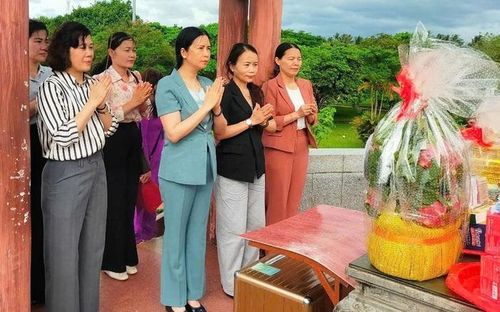Phó Chủ tịch Hội LHPN Việt Nam Trần Lan Phương và đoàn công tác dâng hương tại Khu di tích quốc gia đặc biệt Thành Cổ Quảng Trị