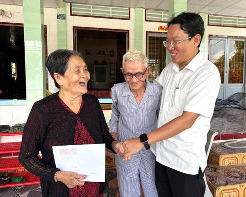 Những chuyến thăm làm ấm lòng gia đình chính sách
