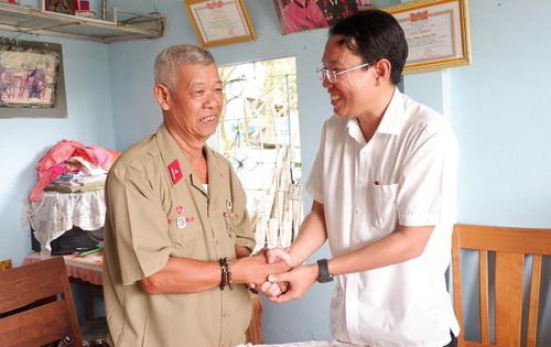 Thương binh Phan Hồng Tấn cảm thấy ấm lòng vì được sự quan tâm của cấp ủy, chính quyền địa phương
