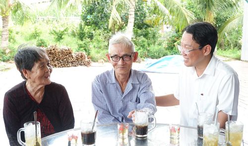 Phó Bí thư Đảng ủy, Chủ tịch UBND xã Tân Hội Nguyễn Minh Ngọc thăm hỏi, trò chuyện với vợ chồng ông Phan Hòa
