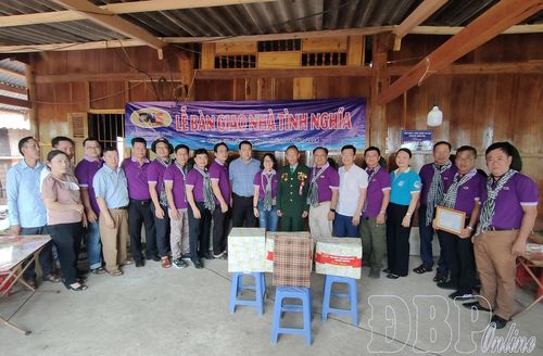 Đại diện đơn vị tài trợ bàn giao nhà tình nghĩa cho người có công ở xã Tìa Dình. 