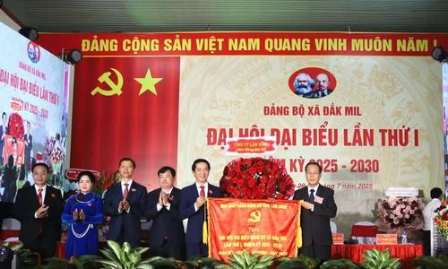  Trưởng Ban Nội chính Tỉnh ủy Lâm Đồng Huỳnh Ngọc Anh trao tặng bức trướng của Ban Chấp hành Đảng bộ tỉnh Lâm Đồng mang dòng chữ: “Đoàn kết - Dân chủ - Kỷ cương - Phát triển”.