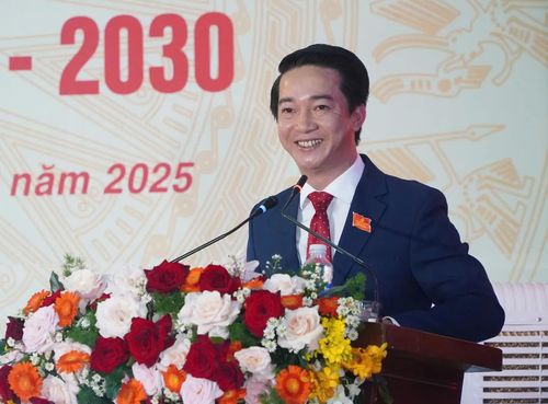 Bí thư Đảng ủy, Chủ tịch HĐND xã Đắk Mil Trương Văn Bình phát biểu khai mạc đại hội.
