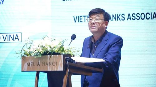  Tiến sĩ Nguyễn Quốc Hùng, Phó Chủ tịch kiêm Tổng Thư ký Hiệp hội Ngân hàng, phát biểu khai mạc tọa đàm. 