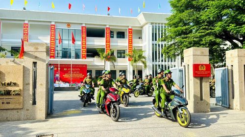 Các lực lượng ra quân tuyên truyền trên các tuyến phố chính trên địa bàn phường Thanh Khê.