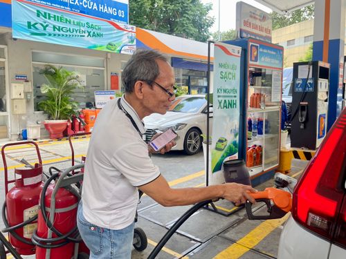  Người dân đổ xăng vào chiều 1-8 tại cây xăng Petrolimex thuộc phường Bến Thành, TPHCM. Ảnh: HOÀNG HÙNG 