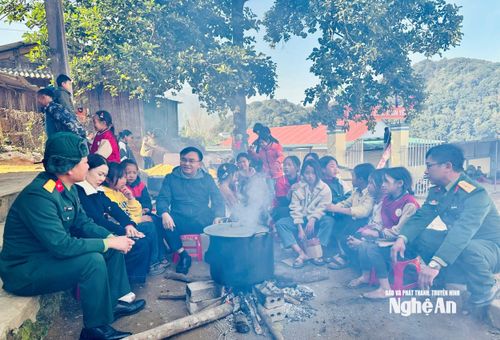 Lãnh đạo và cán bộ Ban Tuyên giáo và Dân vận Tỉnh ủy thăm hỏi, trao quà Tết cho các em học sinh có hoàn cảnh khó khăn tại Trường Phổ thông dân tộc bán trú - Trung học cơ sở Na Ngoi, xã Na Ngoi. Ảnh: Cao Hoàng Hải