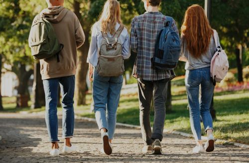 Những thay đổi trong chính sách thị thực, quy trình kiểm tra an ninh ngày càng phức tạp và các lệnh cấm nhập cảnh được chính quyền của Tổng thống Donald Trump ban hành gần đây đang khiến nhiều người trẻ chuyển hướng sang các quốc gia khác.