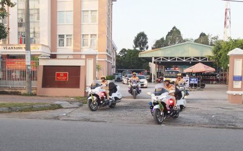 Bên cạnh công tác tuần tra, kiểm soát, Công an thành phố chú trọng đẩy mạnh phối hợp tuyên truyền, giáo dục, phổ biến pháp luật về TTATGT.