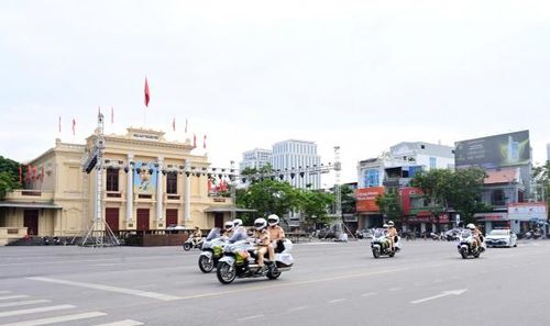 Lực lượng Công an TP Hải Phòng ra quân diễu hành qua quảng trường Nhà hát Lớn thành phố.