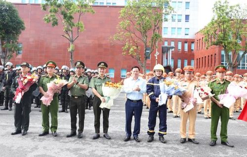 Chủ tịch UBND tỉnh Hưng Yên Nguyễn Khắc Thận và Giám đốc Công an tỉnh Hưng Yên Trần Xuân Ánh tặng hoa, động viên các lực lượng thuộc Công an tỉnh phấn đấu hoàn thành tốt các nhiệm vụ của đợt cao điểm.