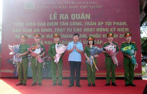 Đồng chí Nguyễn Tiến Hải, Bí thư Tỉnh ủy An Giang tặng hoa động viên Ban Chỉ huy Công an đặc khu Phú Quốc.