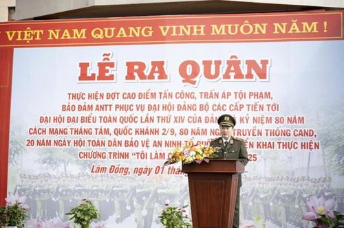 Thiếu tướng Trương Minh Đương phát biểu tại lễ ra quân.