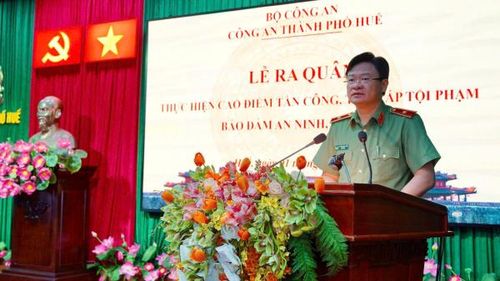 Thiếu tướng Nguyễn Thanh Tuấn, Giám đốc Công an TP Huế phát biểu tại buổi lễ ra quân.