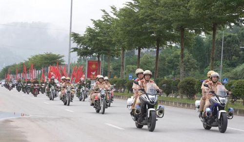 Công an tỉnh diễu hành biểu dương lực lượng.